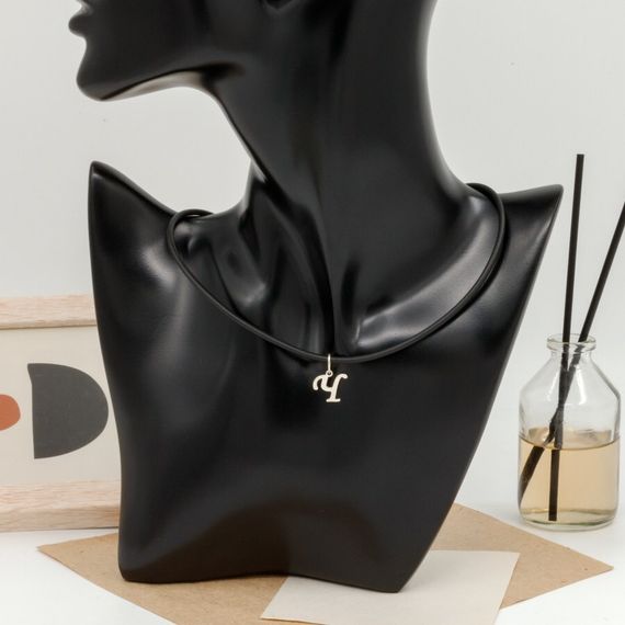 Подвеска в виде буквы Ч - кулон из серебра 925 пробы на постаменте