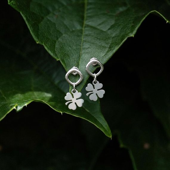 Серьги-пусеты с подвеской Клевер из серебра 925 пробы, живое фото 4