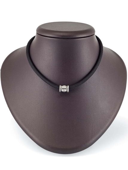 Шарм «Руна Альгиз» из серебра на постаменте