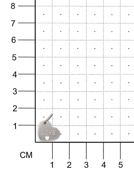 Фото подвески Сердце LOVE из серебра, на размерной сетке.