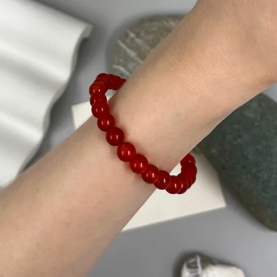 Браслет из сердолика 6 мм, фотография на руке