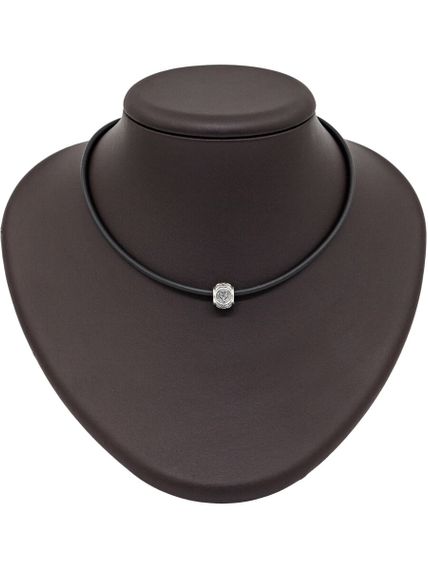 Фотография шарма Триглав из серебра 925 пробы на манекене.