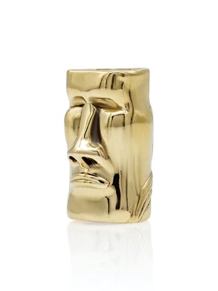 Фото бронзовой бусины Моаи вид в полуоборот на белом фоне.