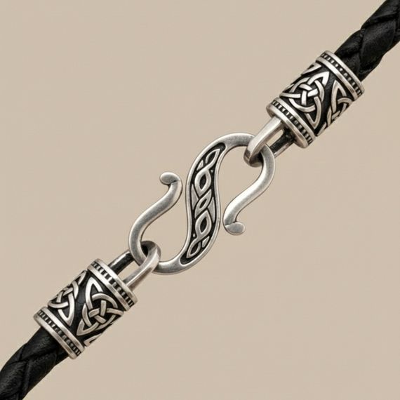 Браслет гайтан из натуральной кожи с руной Соулу мельхиор, живое фото 2