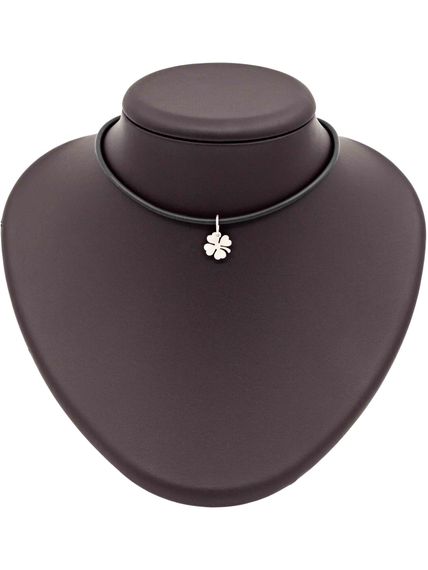 Фото подвески Клевер малый из серебра, на постаменте.