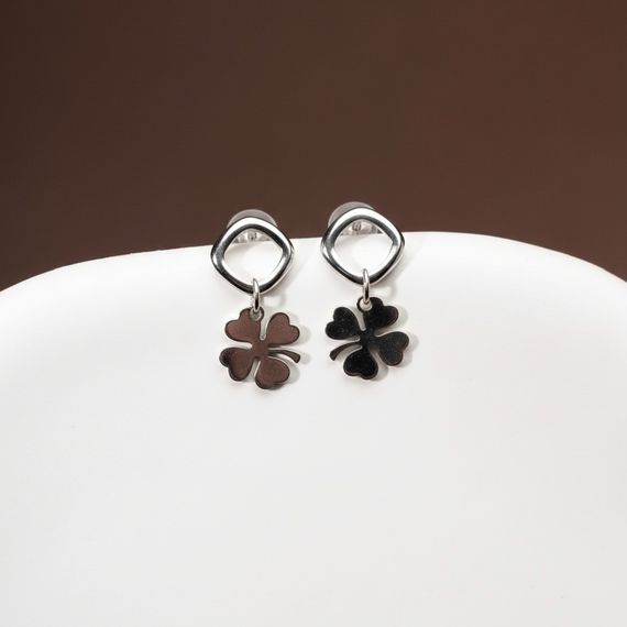 Серьги-пусеты с подвеской Клевер из серебра 925 пробы, живое фото 6