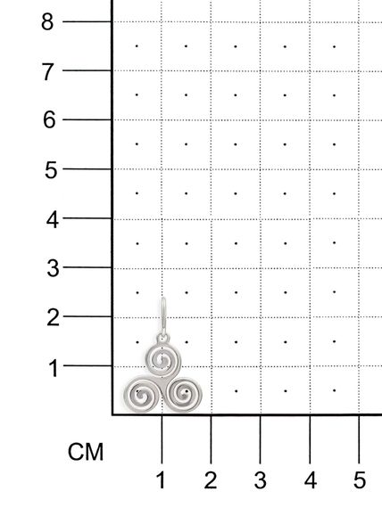 Фото подвески Трискелион из серебра на размерной сетке.