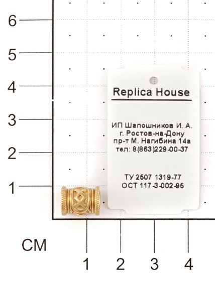 Шарм «Руна Ингуз» из серебра с позолотой на размерной сетке