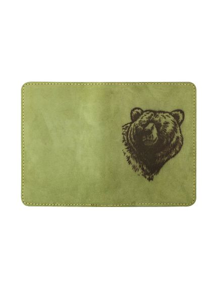 Обложка для паспорта с гравировкой головы Медведя в развернутом виде зеленого цвета.