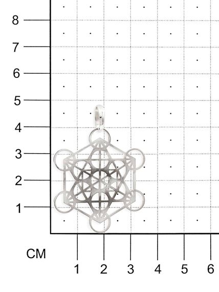 Фото подвески Куб Метатрона большой из серебра, на размерной сетке.