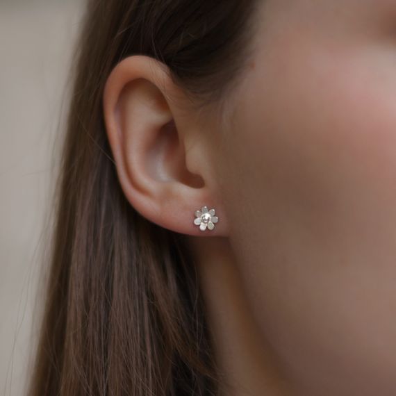 Серьги-пусеты Цветок Ромашка из серебра 925 пробы, живое фото 1