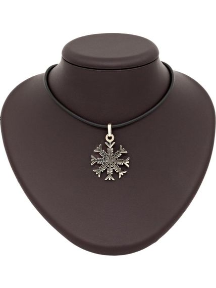 Изображение кулона агисхьяльм Фафнира из мельхиора на манекене