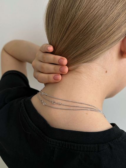 Фото цепочка на шею гурмета серебро 9265 на модели сзади