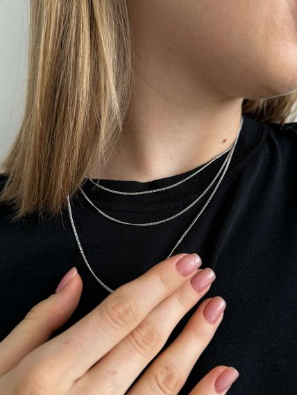 Фото цепочка на шею гурмета серебро 9265 на модели вблизи