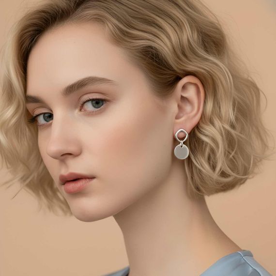 Серьги-пусеты с подвеской Круг из серебра 925 пробы, живое фото 3