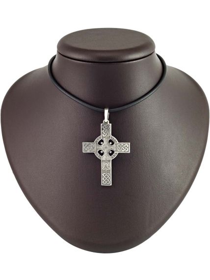 Подвеска Кельтский крест из серебра 925 пробы, фото на манекене