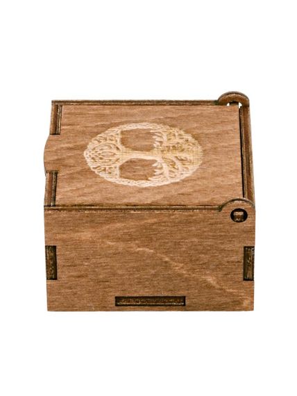 Фото подарочной коробки из фанеры 56х56х33, вид справа.