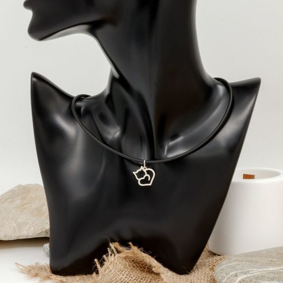 Котик домашний из серебра 925 пробы на постаменте