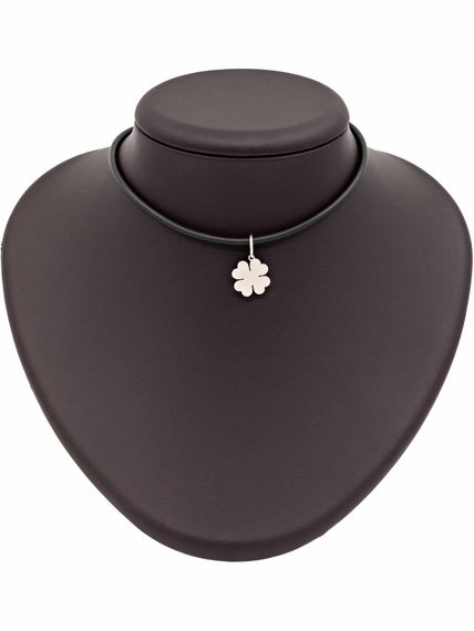 Фото подвески Клевер средний из серебра, вид на постаменте.