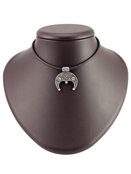 Подробное фото подвески лунница Макошь на постаменте.