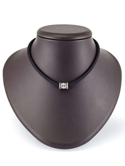 Фотография шарма Иса из серебра 925 пробы на постаменте.