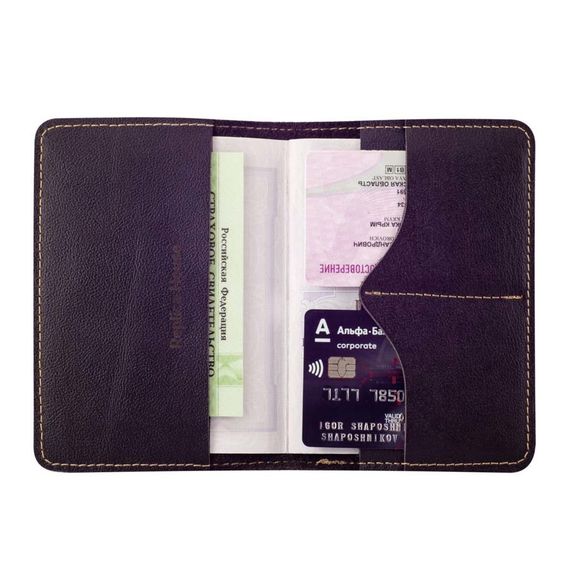 Обложка для паспорта Лев из кожи темно коричневого цвета в развернутом виде с наполнением.