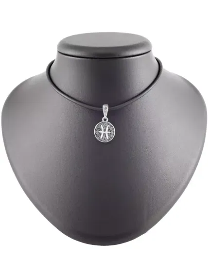 Фото кулона Рыбы знак зодиака из серебра, вид на постаменте.