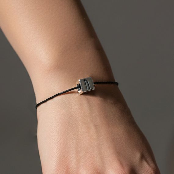 Шарм куб с руной Уруз - подвеска из серебра 925 пробы, живое фото 1