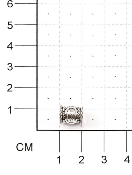 Фотография шарма Хагалаз из серебра 925 пробы на размерной сетке.