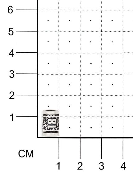 Фото шарм цифра число 18 из серебра на размерной сетке