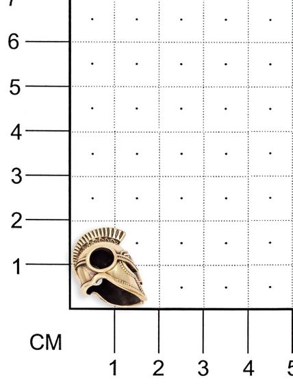 Фото бусины спартанский шлем из бронзы, вид на размерной сетке.