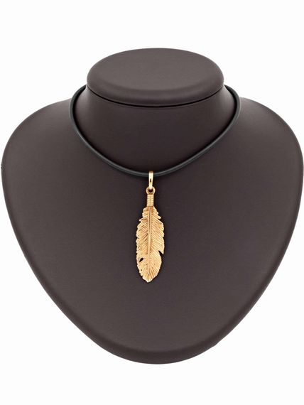 Изображение серебряной подвески перо с позолотой на манекене