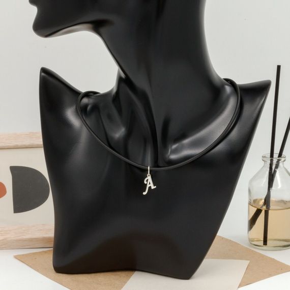 Подвеска в виде буквы А - кулон из серебра 925 пробы на постаменте