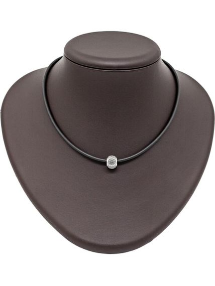 Фотография шарма Алатырь из серебра 925 пробы на манекене.