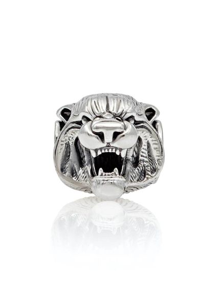 Фото головы тигра из серебра шарм на белом фоне.