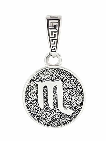 Фотография подвески Скорпион из серебра на белом фоне.