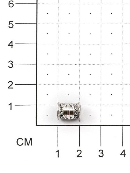 Фотография шарма Иса из серебра 925 пробы на размерной сетке.