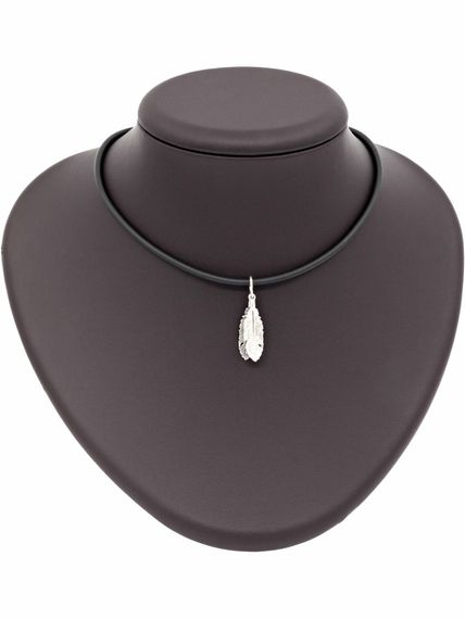 Изображение серебряной подвески Перья Инь-Ян на коричневом постаменте.