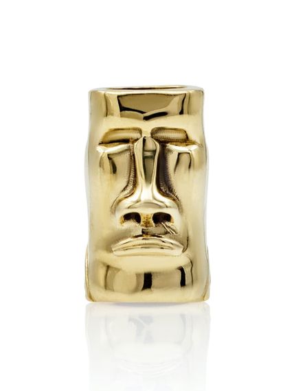 Изображение бронзовой бусины Моаи вид в профиль на белом фоне.