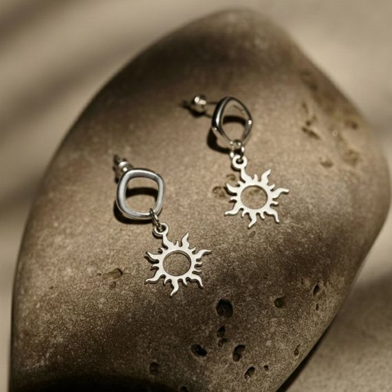 Серьги-пусеты с подвеской Солнце из серебра 925 пробы, живое фото 4