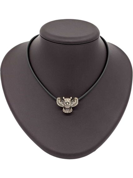 Фото шарма сова подвеска из бронзы вид на коричневом постаменте.