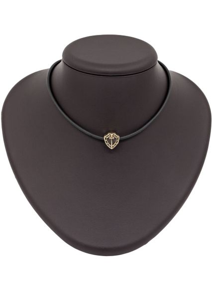 Фото шарма подвески щит и меч из бронзы, вид на постаменте.