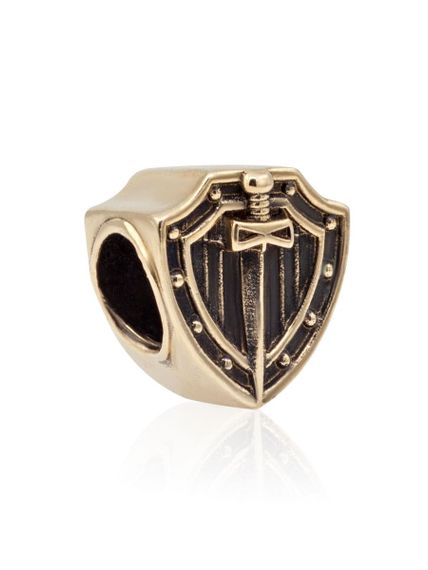 Фото шарма подвески щит и меч из бронзы, вид в полуоборот.