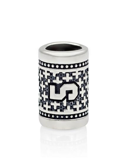 Фото шарм цифра 5 из серебра на белом фоне анфас