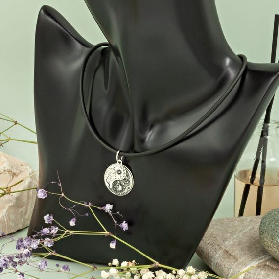 Кулон Инь Янь Серебро (День-Ночь) на постаменте 1