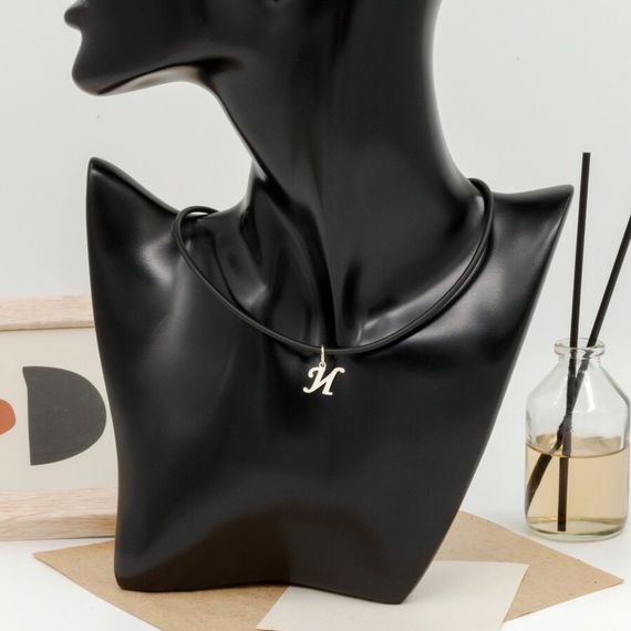 Подвеска в виде буквы И - кулон из серебра 925 пробы на постаменте