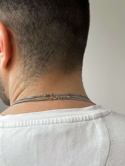 Фото цепочка на шею гурмета допиа серебро 9266 на модели сзади