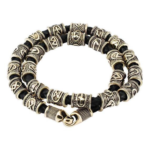 Браслет с рунами на белом фоне