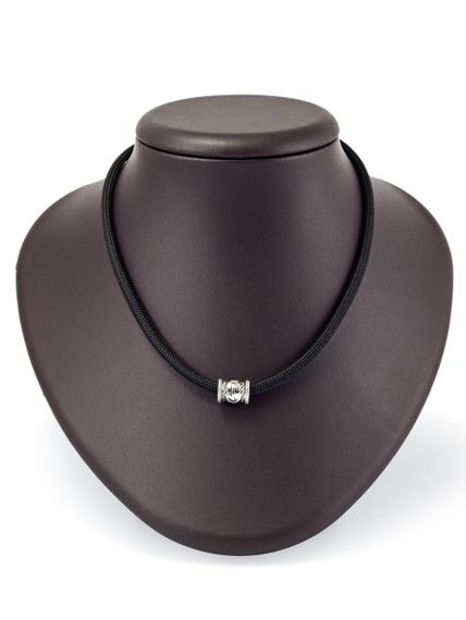 Шарм с изображением руны Эйваз из серебра, фото на постаменте.