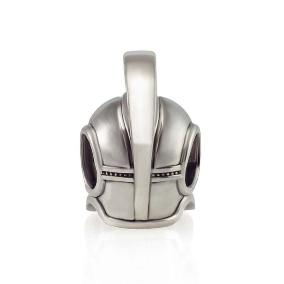 Фотография на белом фоне шарма спартанский шлем, вид на модель сзади.